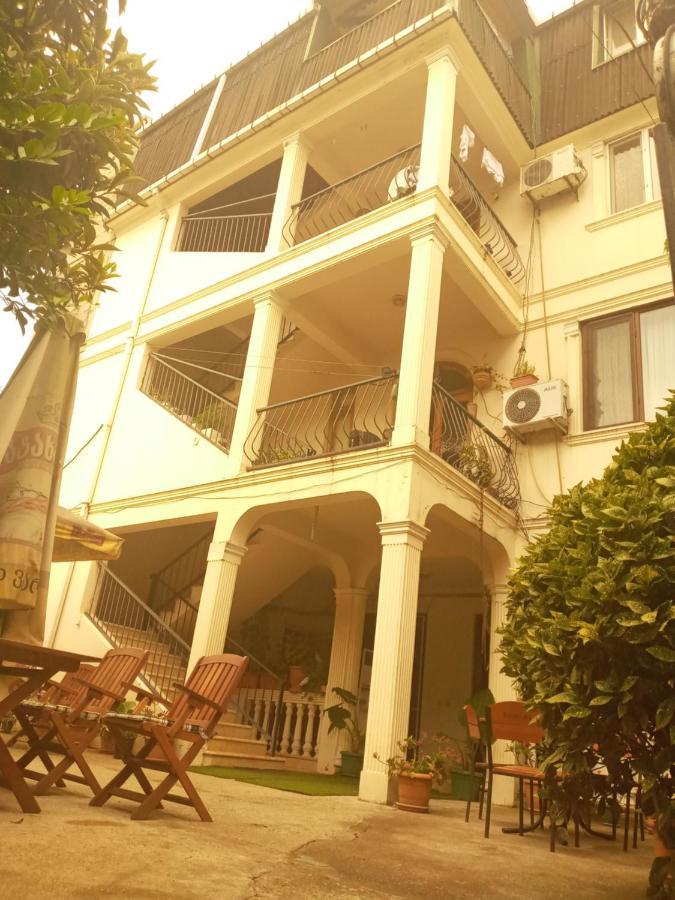 Gulnasi'S Guesthouse Batumi Exterior photo