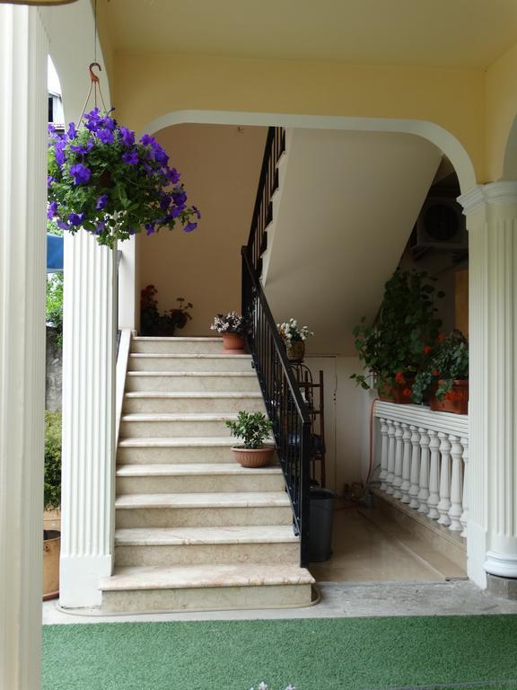 Gulnasi'S Guesthouse Batumi Exterior photo