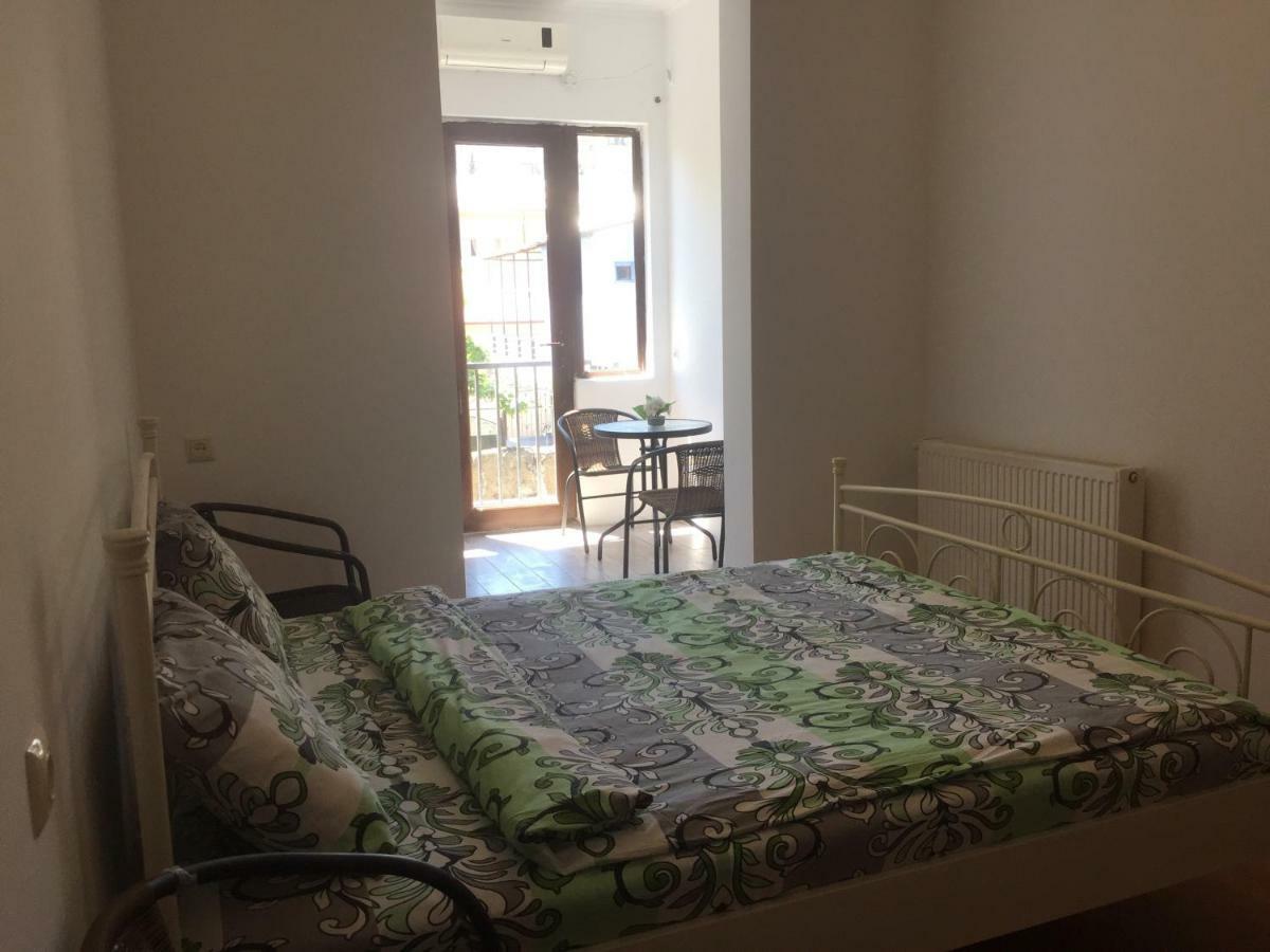 Gulnasi'S Guesthouse Batumi Exterior photo